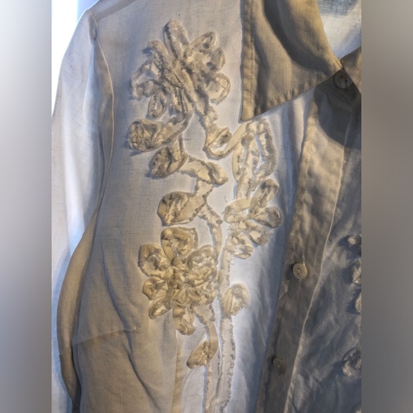 White Embroidered Floral Button-Up Shirt
Brand: Tracy M
Size XL - Picture 4 of 6